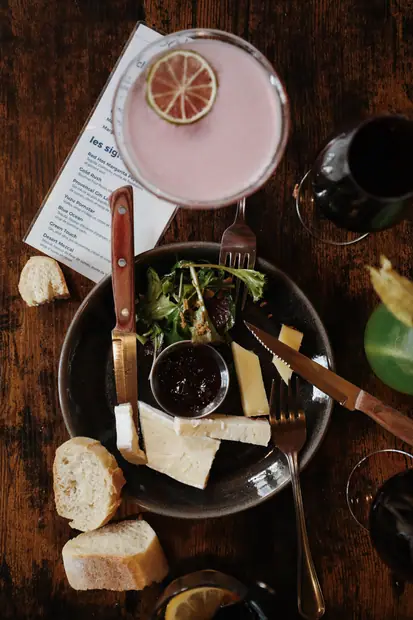 Assiette de fromages affinés, confiture de figue et mesclun